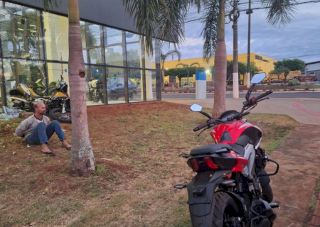 Foragido do semiaberto é preso após quebrar vidraça de loja para furtar motos