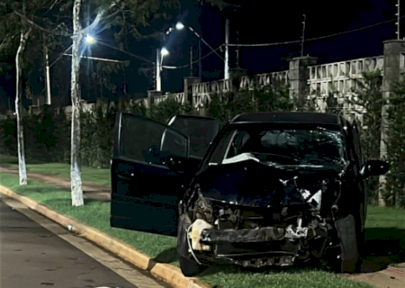 Jovem de 17 anos morre após carro bater em muro de condomínio; motorista foi preso