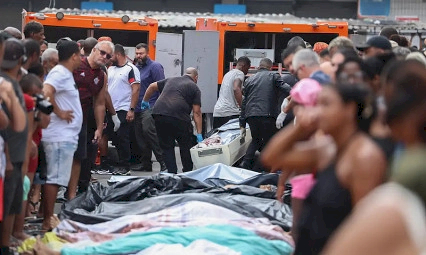 Governo do RJ confirma 121 mortos em megaoperação; moradores retiram dezenas de corpos de mata