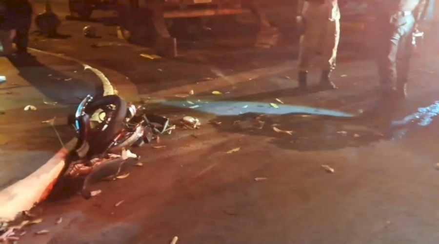 Acidente deixa vítimas sob caminhão em resgate de aproximadamente 40 minutos