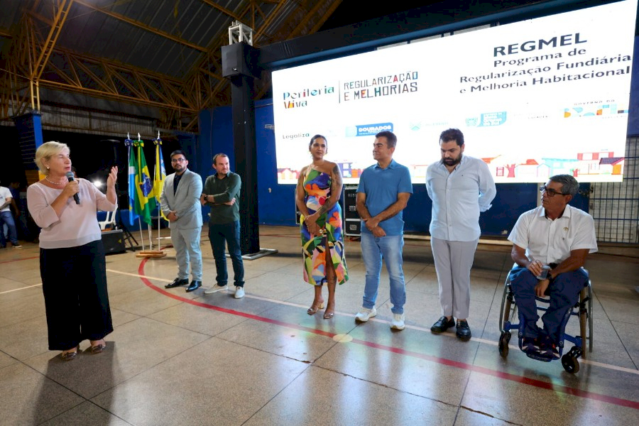 Prefeitura entrega mais 120 títulos e lança reforma inédita de 30 casas para famílias