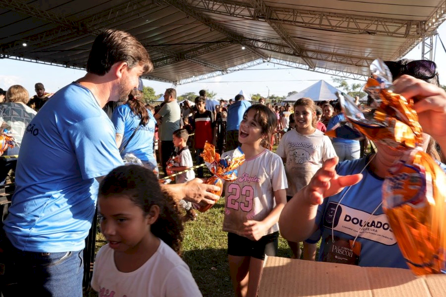 Festa da Páscoa atrai multidão e encerra com entrega de 2,5 mil ovos de chocolate