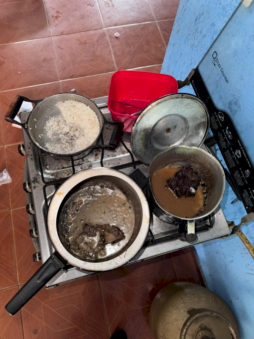 Mulher é presa após polícia encontrar droga e criança em ambiente insalubre