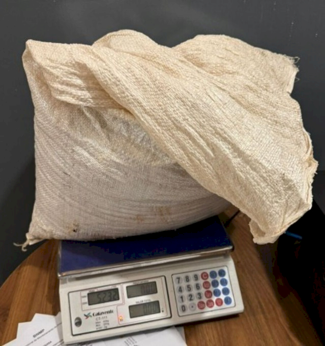 Mulher é presa após polícia encontrar droga e criança em ambiente insalubre