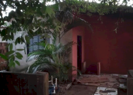 Vizinho arromba porta e salva mulher de incêndio dentro de casa em Aquidauana