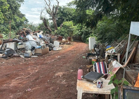 Homem é preso após invadir terreno e implantar chiqueiro em área pública