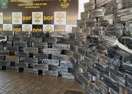 Caminhonete furtada em SC é abandonada com carga milionária após perseguição em MS