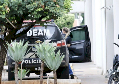 Homem tenta estrangular esposa e a ameaça de morte por motivo banal em Campo Grande