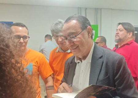 Em Campo Grande, Augusto Cury afirma que país precisa superar práticas da 'velha política'