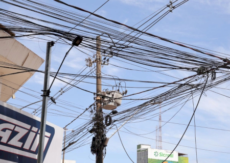Prefeitura inicia ação para multar empresas de telefonia e internet por fios em postes