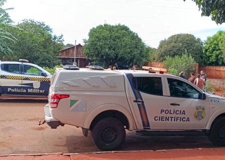 Mulher é encontrada morta dentro de casa e polícia suspeita de crime