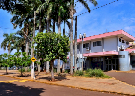 Homem é internado em estado grave após ser atingido por três facadas; polícia procura autores