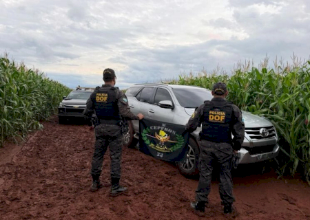 Motorista joga caminhonete contra viatura da polícia, foge a pé e abandona veículo furtado