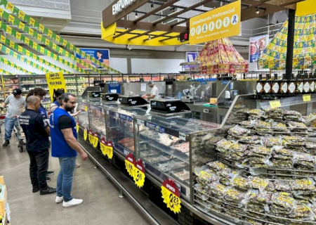 Força-tarefa em loja do Assaí apreendeu quase uma tonelada de alimentos