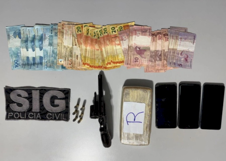 Polícias Civil e Militar prendem trio com crack e revólver em Caarapó