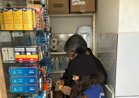 Ação conjunta identifica armazenamento e venda irregular de remédios; farmacêutico é preso