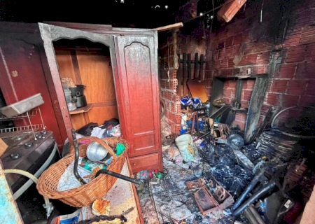 Incêndio destrói único cômodo onde casal vivia com dois filhos em Dourados