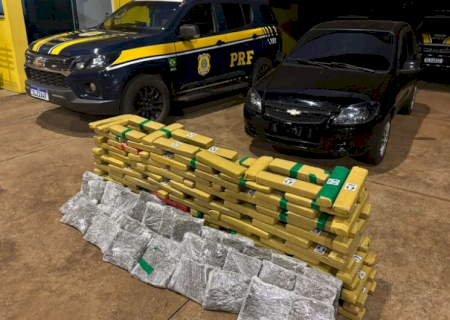 Após perseguição, mulher para carro, pega bebê no colo e admite transporte de drogas