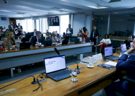 Senadores discutem ritmo de tramitação da PEC do fim da escala 6x1