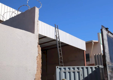 Trabalhador cai de contêiner em obra e bate a cabeça no Nova Lima