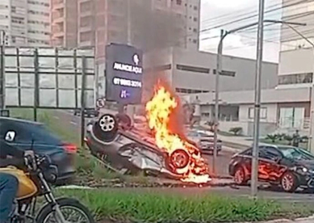 Carro capota em acidente e pega fogo em Campo Grande (vídeo)