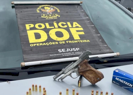 Passageiro em carro de aplicativo é preso portando pistola e munições