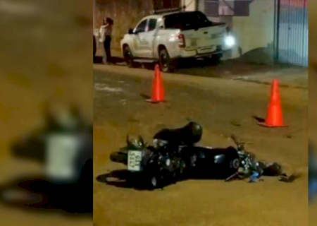 Motociclista cai ao bater em carro, é atropelado e socorrido em estado grave no Centro-Oeste (vídeo)