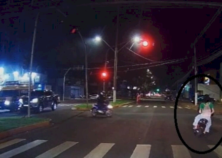 Moto elétrica 'fura' sinal vermelho e por pouco não provoca acidente em Dourados; veja vídeo