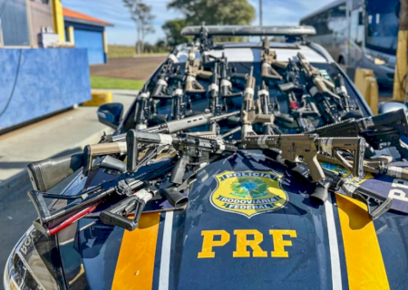 PRF apreende 26 fuzis durante abordagem a caminhão no Paraná