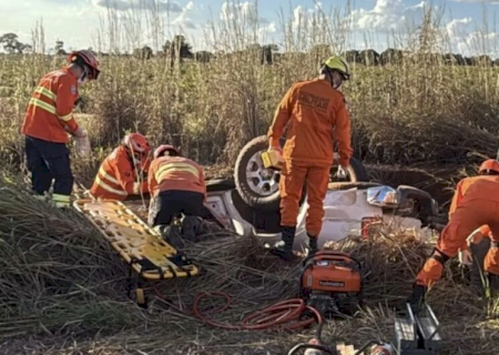 Mulher fica presa às ferragens após capotamento na MS-223