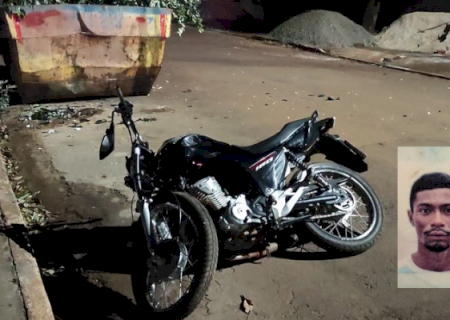Motociclista morre após bater em caçamba de entulho