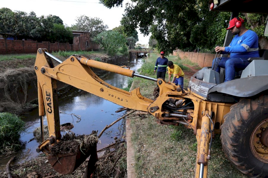 Prefeitura intensifica limpeza de córrego na Vila Cachoeirinha para prevenir alagamentos