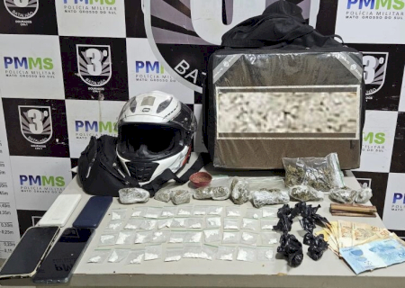 Acusado de 'tráfico delivery' cai da moto ao tentar fugir da PM e acaba preso