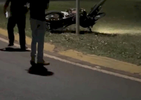 Motociclista atinge poste em rotatória e é internado em estado grave