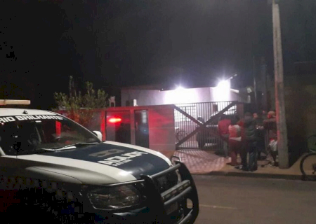 Mulher se escondeu embaixo da cama após assassino acordar vítima arrombando a porta