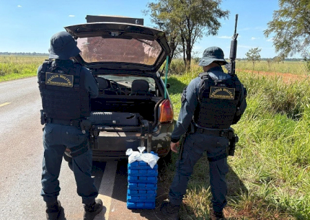 Adolescente é apreendido conduzindo carro com drogas; passageiro de 18 anos foi preso
