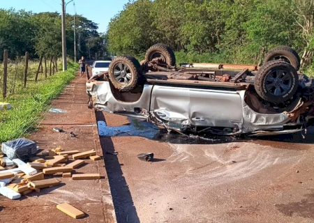 Motorista tenta fuga e capota caminhonete carregada com maconha na Via Parque