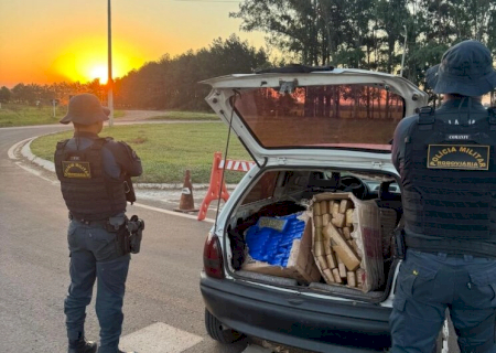 Corsa abarrotado com maconha é apreendido durante fiscalização
