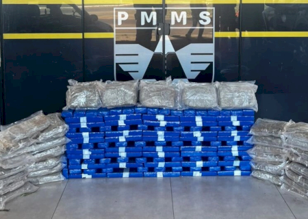 Motorista abandona carro com drogas e foge correndo em direção a milharal