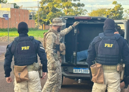 Morador de casa de alto padrão no Jardim Cristhais está entre alvos de operação; 1 foi preso em SC