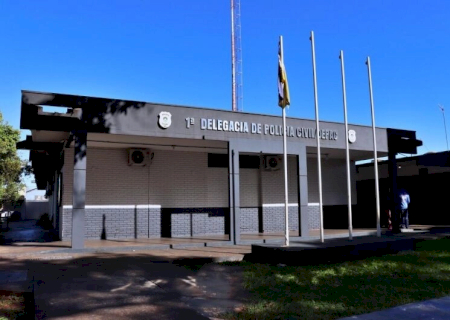 Homem embriagado xinga a mãe, quebra santa, joga prato no chão e acaba preso