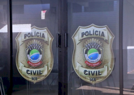 Mulher é presa por suspeita de agressão após cachorro ser flagrado com pescoço sangrando