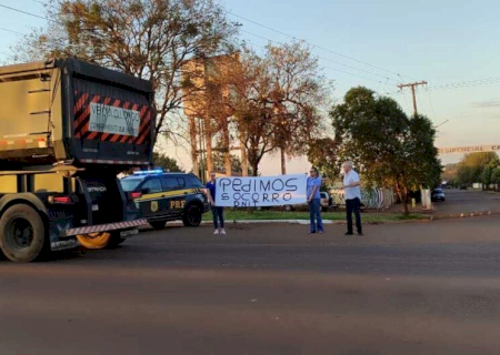 Pedindo por duplicação, moradores protestam na BR-463