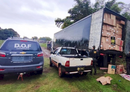 Em meio ao pasto, polícia apreende veículos com 70 mil pacotes de cigarros contrabandeados