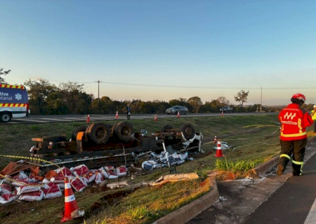 Caminhão com carga de sal mineral tomba, mata motorista e deixa passageiro gravemente ferido