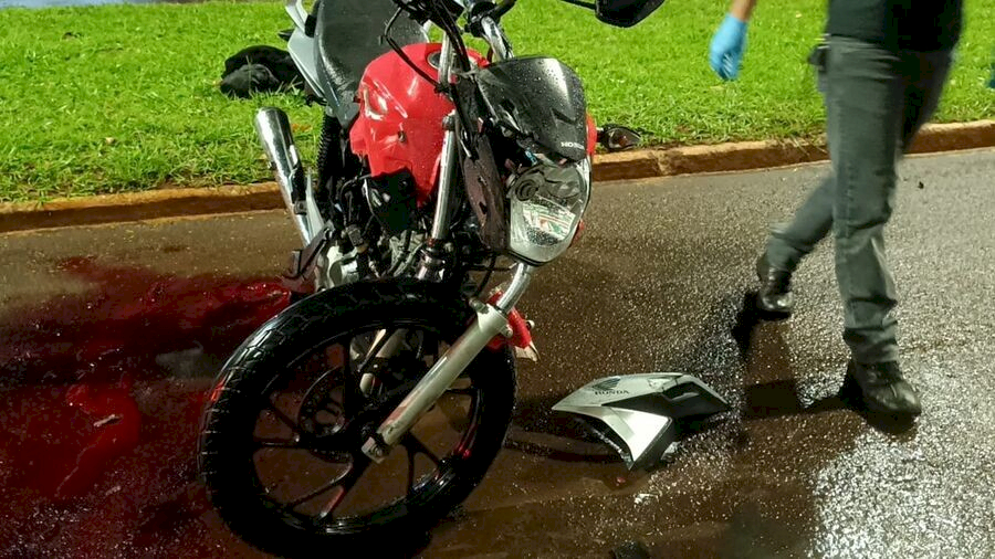 Jovem morre após colidir na traseira de caminhão estacionado