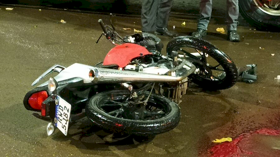 Jovem morre após colidir na traseira de caminhão estacionado