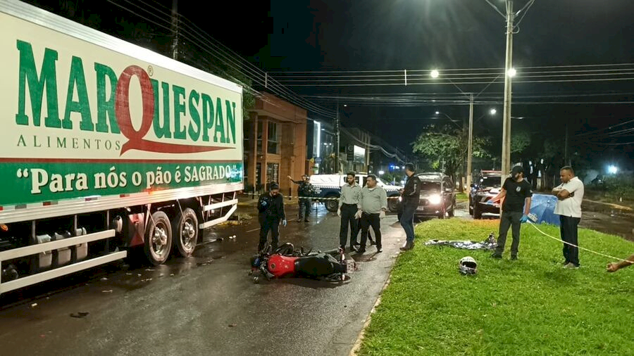 Jovem morre após colidir na traseira de caminhão estacionado