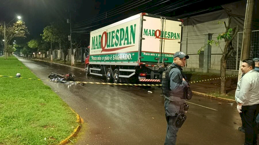 Jovem morre após colidir na traseira de caminhão estacionado