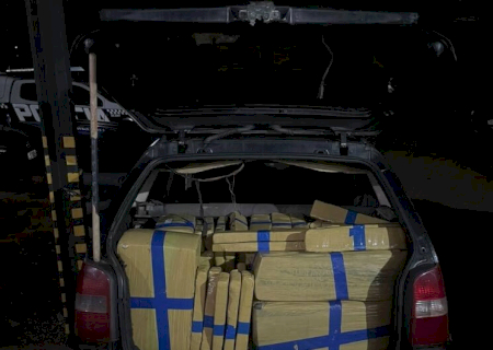 Após furar sinal, motorista é preso com mais de 300kg de maconha em veículo